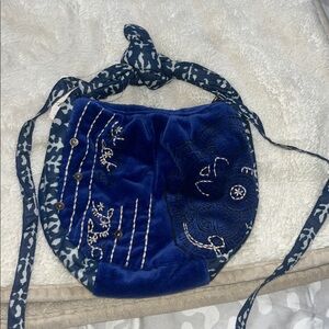 💙🤍🖤 NWT FREE PEOPLE ARIA MINI VELVET BAG 💙🤍🖤